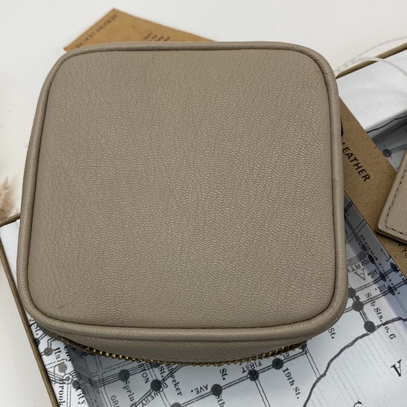 Margot 2 piece boxed jewelry case & card case set NWT!  Genuine leather - Picture 12 of 16